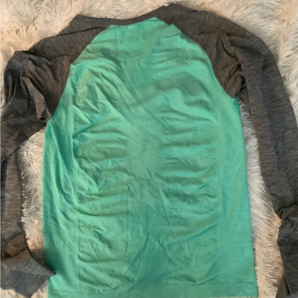 🚫sold🚫 Victoria’s Secret Sport green and gray shirt sz L - Picture 2 of 4